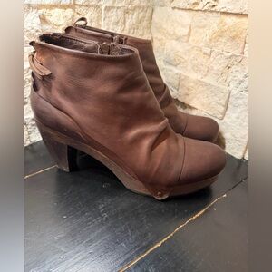 COCLICO Dakinna Brown Leather Booties 40/10 Side Zip Platform Wooden Heels Clog